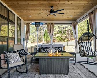 Luxe Farmhouse Hot Tub & Game Room Minto Boat Ramp - Smithville
