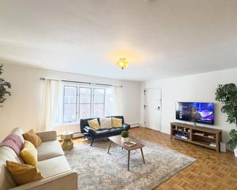 Spacious and Convinient near NYC Parking Available - Guttenberg - Living room