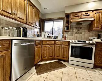 Winter Wonderland Getaway. Whole home with private entrance, yard, parking. - Prescott - Kitchen
