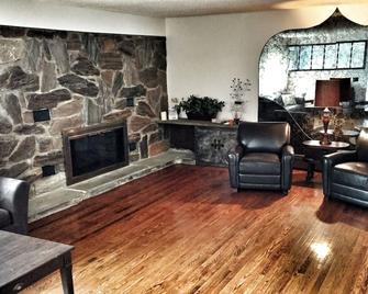 Waterfront With Huge Bulkhead, Minutes To Bay And Beach, Kayaker's Paradise - Bayville - Living room