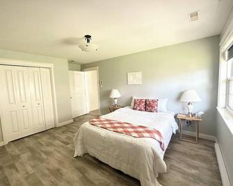 Charming 2-bedroom guest suite in the prime location of Fredericton - Fredericton - Bedroom