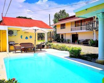 Hospedaje La Galerie - Ciudad Cortés - Piscina