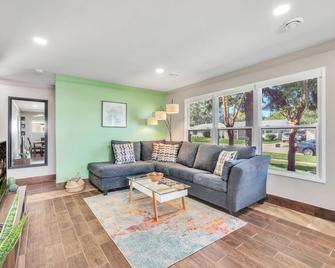 Minimalistic and Stylish Ranch w/ Privacy Fence & No Stairs Metro Detroit - Madison Heights - Living room