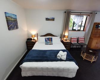 Les Troupes Apartments - Akaroa - Bedroom