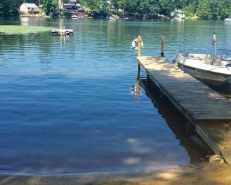 Remodeled Cottage retreat on the Lake, close to Boston but nestled in the woods - Groton - Outdoors view