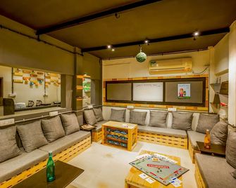 Locomo Hostel Og - Stay Work Eat - Mumbai - Lounge