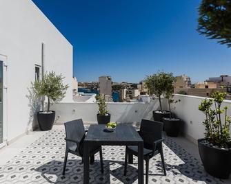 Two Pillows Boutique Hostel - סליאמה - מרפסת