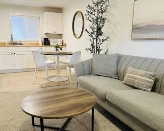 Inn at Rockaway Beach Unit 8 - Rockaway Beach - Living room
