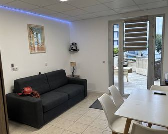 Appart T2 34 m2 en RDC à 60 pas de la Plage Avec Cour Privative de 17 m2 4 Pers - Palavas-les-Flots - Wohnzimmer