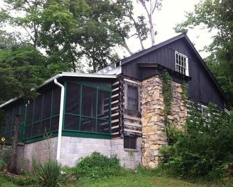 Tucked off of a secluded back-road - a perfect place for a get-away. - Fairview - Building