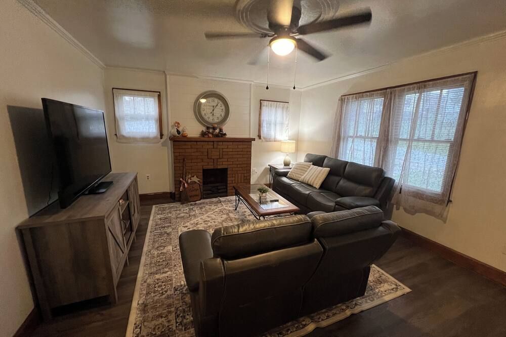 That's Amore! - Cozy 2-bedroom apartment in charming Steubenville with WiFi, AC - Steubenville - Huiskamer