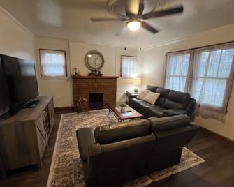 That's Amore! - Cozy 2-bedroom apartment in charming Steubenville with WiFi, AC - Steubenville