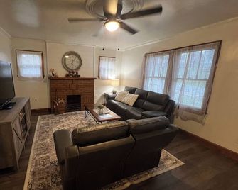 That's Amore! - Cozy 2-bedroom apartment in charming Steubenville with WiFi, AC - Steubenville - Huiskamer