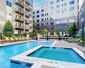 4th Street Suites - Ali King Bed Suite - Louisville - Pool