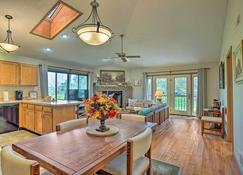 The Woods Retreat on Mountain View Golf Course! - Hedgesville - Comedor