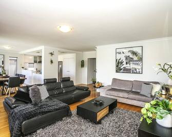 Chillax House - Luxury, Canals, Jetty, Family Friendly - Sleeps 14 In Style! - Coodanup - Living room