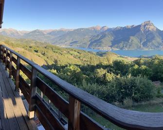 Chalet overlooking Lake Serre Ponçon near the Parc des Ecrins - Saint-Apollinaire - Balcón