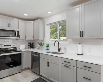 Sleek modern design meets peaceful retreat for a comfortable stay. - Burley - Keuken