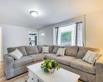 Charming Glens Falls Retreat Near Downtown! - Glens Falls - Huiskamer