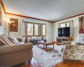 Minneapolis Family Home 6 Mi to Boom Island Park - Minneapolis - Living room