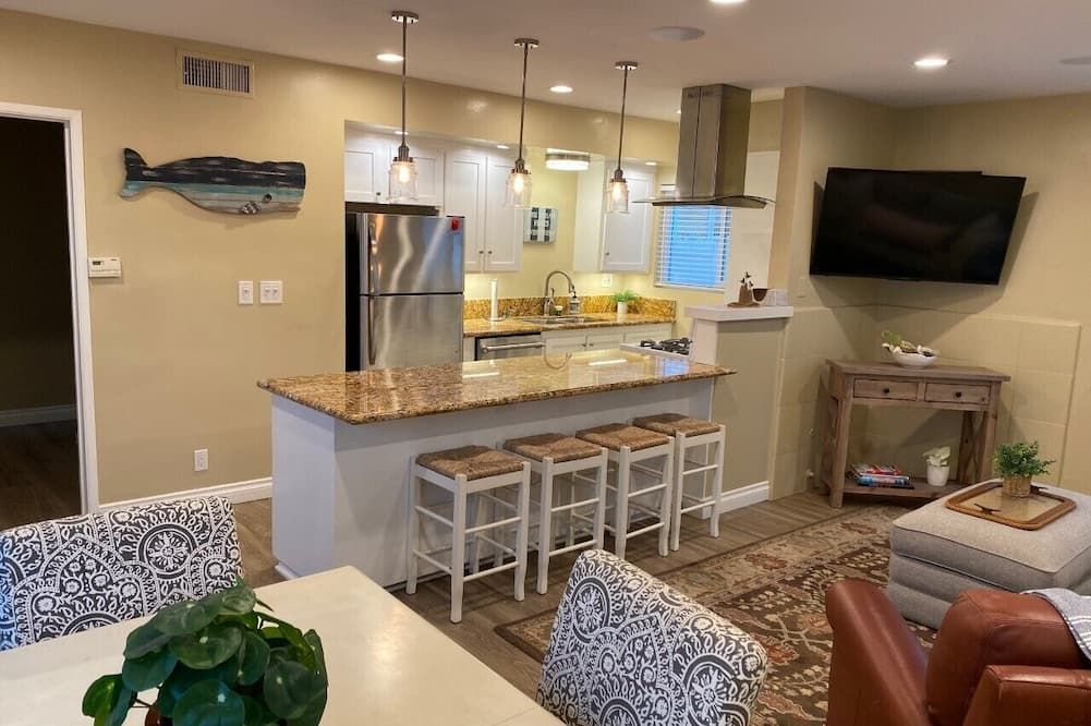 3 br best location steps to historic Marine Avenue ez off and on the Island - Newport Beach - Cocina