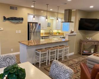 3 br best location steps to historic Marine Avenue ez off and on the Island - Newport Beach - Kitchen