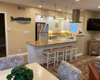 3 br best location steps to historic Marine Avenue ez off and on the Island - Newport Beach - Cocina