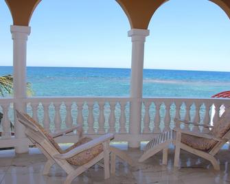 Waters Edge Guest House - Montego Bay - Balcony