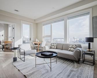 Blueground | Jeffries Point, balcony, nr Harborwalk - Boston - Stue