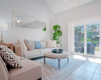 Island Breeze in Vilano Beach Peaceful Getaway - Vilano Beach - Living room