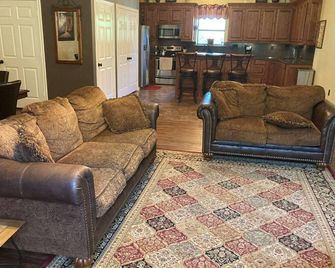 Peace in the Pineywoods - Family home on 20 Acres with hot tub and outdoor space - Flint - Sala de estar