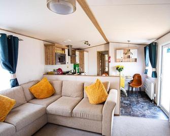 Stunning 2 Bed Chalet in Silversands Lossiemouth - Lossiemouth - Living room