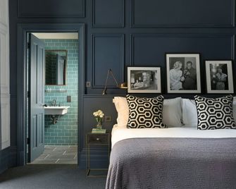The George - Cheltenham - Bedroom