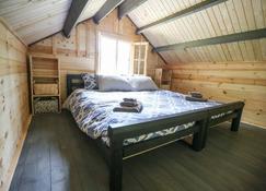 Country Cabin Near the Cowichan River - Duncan - Bedroom