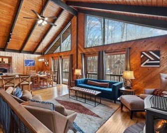 Family Friendly Lakehouse - Amenity Packed Community - Pools, Gym, Beach, Lakes - Lake Ariel - Living room