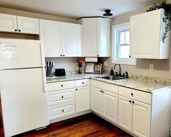 Quiet Downtown Apt w/ Fireplace - Waterville - Küche