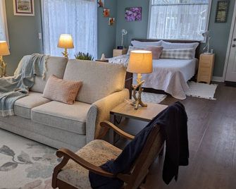 The Garden Room Retreat: Affordable Studio Getaway - Sequim - Huiskamer