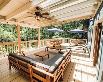 Mins to Skiing with Mountain View! Hot Tub- Game Room - Fire Pit - Lake Harmony - Balcon