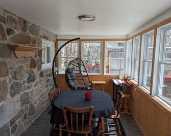 Beautiful English cottage close to ski mountains and all winter activities - Granby - Essbereich