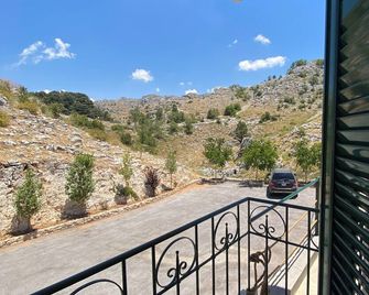 Cedar Jaj House: A Tranquil Escape with Breathtaking Mountain Views - Ajaltoun - Balcón
