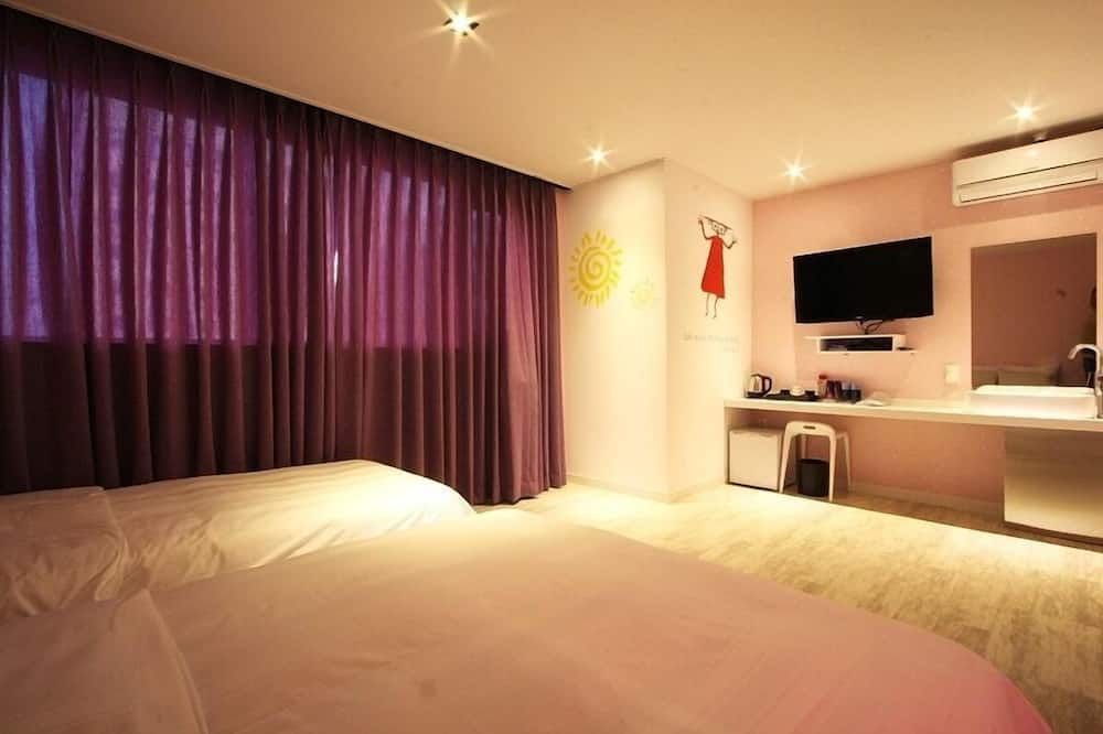 هوتل آت نون