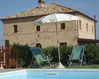 Country side Villa Agriturismo, stunning view, family-friendly, total privacy - Corridonia - Piscina