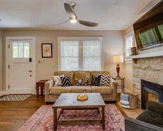 Cozy 3BR Cottage: Ideal for All in Vibrant East Nashville - Nashville - Living room