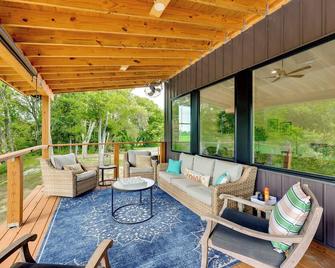 Modern, Riverfront Family House with Balcony and Grill - Arkadelphia - Balkon