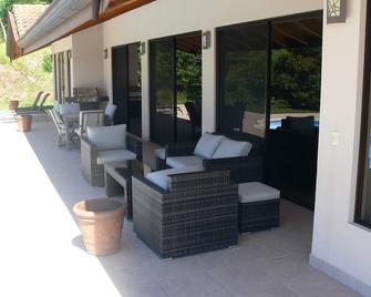 A beautiful house in secure community, great views, pool, close to town.\n - Atenas - Patio