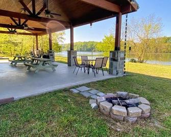 \'Open Air Villa\' RV Lodge and Guest Home - Kingston - Patio
