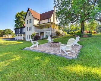 Home w/ Fire Pit on 27 Acres in Walhalla! - Walhalla - Patio