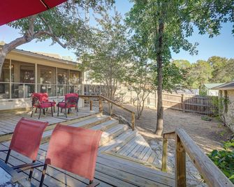 Deck and Cliffside Belton Lake Views Temple Retreat - Temple - Patio