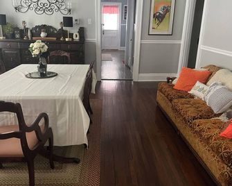 2 King Bedrooms/1 full bath Country Club Cabana - Ashland - Dining room