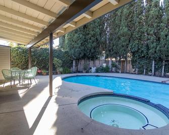 4 Bedroom house large pool & spa in prime location - Los Angeles - Pool